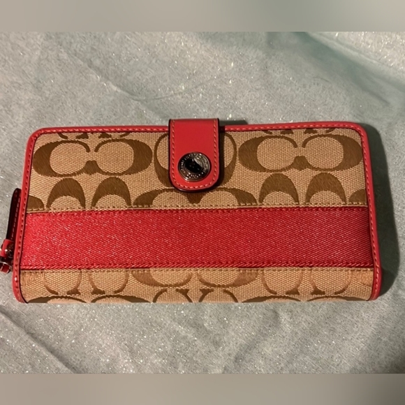 🔊LIVE Co-Host SHOW🔊 Designer Bags & Unique Accessories- w/@sarahbelle1616 - Picture 6 of 16